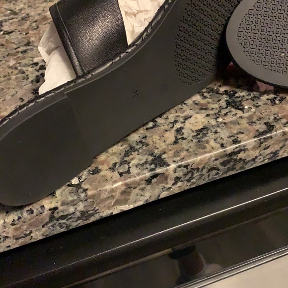 Tory Burch blk leather sandals - Picture 4 of 5